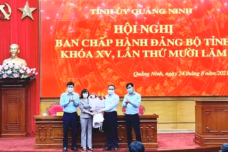 Thường trực Tỉnh ủy tặng hoa chúc mừng đồng chí Trịnh Thị Minh Thanh, Phó Bí thư Tỉnh ủy Quảng Ninh, nhiệm kỳ 2020-2025.