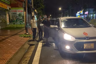 Tổ công tác cùng người dân nhiệt tình giúp đỡ vợ chồng anh Tá.