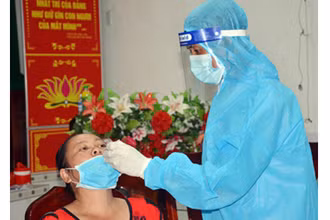 Thầy Tô Thanh Hải lấy mẫu bệnh phẩm cho người dân.
