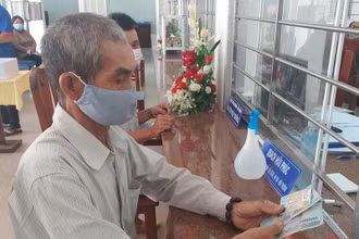 Người lao động nhận tiền hỗ trợ theo Nghị quyết số 68/NQ-CP của Chính phủ.