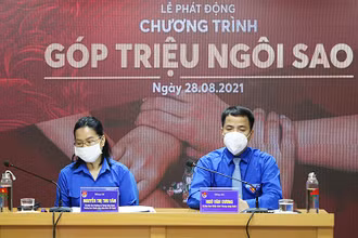 Đồng chí Ngô Văn Cương, Bí thư Trung ương Đoàn Thanh niên Cộng sản Hồ Chí Minh (bên phải trong ảnh) thông tin tới các đơn vị liên quan tại buổi lễ.