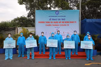 Lãnh đạo HUBA trao túi thuốc cho đại diện các quận tại TP Hồ Chí Minh. (Ảnh CTV)