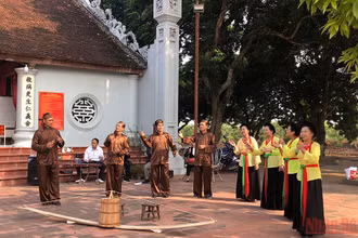 Các nghệ nhân trống quân Hưng Yên trình diễn phục vụ du khách.