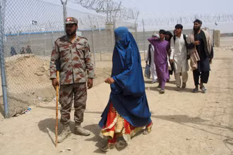 Những người Afghanistan sang Pakistan thông qua Cổng Hữu nghị tại biên giới hai nước, ngày 17/8. (Ảnh: Reuters)