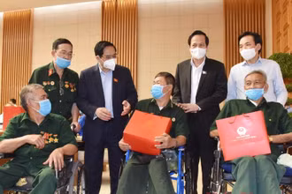 Thủ tướng Chính phủ Phạm Minh Chính gặp mặt các đại diện tiêu biểu người có công với cách mạng, thân nhân liệt sĩ nhân kỷ niệm 74 năm Ngày Thương binh - Liệt sĩ. (Ảnh: TRẦN HẢI).