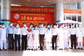 Lãnh đạo tỉnh Ninh Thuận tặng hoa, chúc đoàn cán bộ y tế hoàn thành nhiệm vụ trong thời gian hỗ trợ TP Hồ Chí Minh phòng, chống dịch.