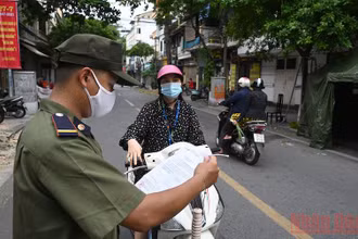 Kiểm tra giấy tờ tại chốt kiểm soát phường Hàng Mã. Ảnh: DUY LINH