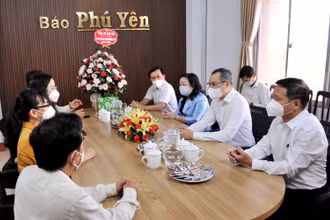 Ủy viên Trung ương Đảng, Bí thư Tỉnh ủy Phú Yên Phạm Đại Dương và lãnh đạo tỉnh thăm, chúc mừng 75 năm Ngày truyền thống Báo Phú Yên.
