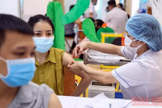 Dù cơ thể không xuất hiện các phản ứng (tác dụng phụ) sau tiêm, cơ thể vẫn sinh miễn dịch chống lại SARS-CoV-2 (Ảnh minh họa: NDĐT)