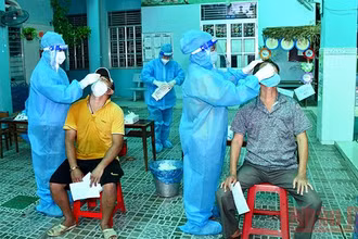 Xét nghiệm sàng lọc SARS-CoV-2 cho người dân phường Đức Nghĩa, TP Phan Thiết (Bình Thuận). Ảnh: ĐÌNH CHÂU.