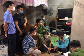 Đối tượng Nguyễn Văn Sơn bị bắt quả tang cùng tang vật.
