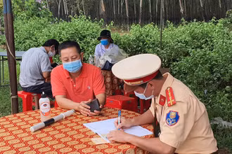 Lực lượng chức năng tỉnh Bà Rịa - Vũng Tàu xử phạt nghiêm các trường hợp ra ngoài không có lý do chính đáng.