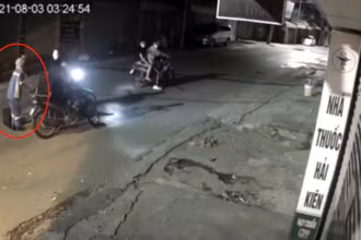 Vụ cướp được camera nhà dân ghi lại. 