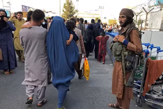 Lối vào sân bay quốc tế Hamid Karzai, tại Kabul, Afghanistan, ngày 16/8. (Ảnh: Reuters)