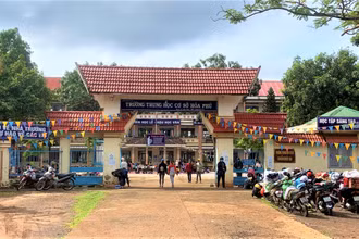  Điểm lấy mẫu xét nghiệm ở Trường trung học cơ sở Hòa Phú cho người từ các tỉnh phía nam về địa phương.