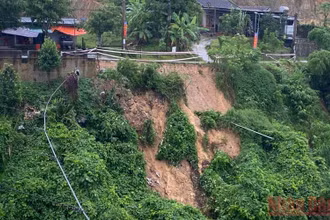 Mưa lớn khiến nhiều tuyến đường ở Vũ Quang (Hà Tĩnh) bị sạt lở nghiêm trọng. 