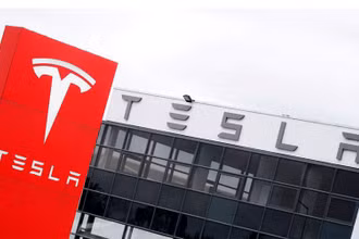 Tesla là công ty sản xuất ô-tô điện đầu tiên vượt mốc giá trị vốn hoá 1.000 tỷ USD. (Ảnh: Reuters)