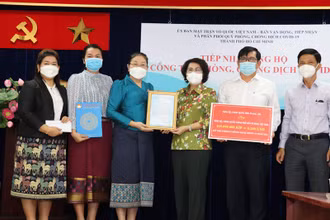 Đại diện Tổng Lãnh sự quán nước Cộng hòa Dân chủ Nhân dân Lào tại TP Hồ Chí Minh trao kinh phí ủng hộ phòng, chống dịch cho nhân dân TP Hồ Chí Minh. 