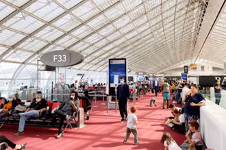 Sân bay Paris-Charles-de-Gaulle nhộn nhịp khách trở lại sau thời gian khủng hoảng do đại dịch Covid-19. 