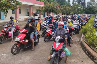 Các công dân từ TP Hồ Chí Minh và các tỉnh phía nam khi về đến Kinh B, huyện Tân Hiệp (Kiên Giang).