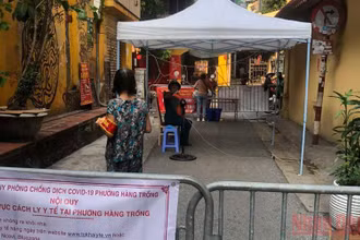Phong tỏa một khu vực dân cư gần Bệnh viện Hữu nghị Việt Đức (Ảnh: NT)