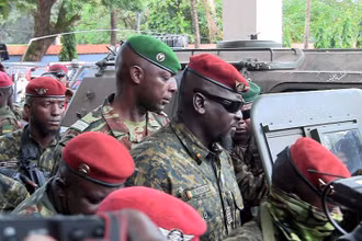 Ông Mamadi Doumbouya vừa tuyên thệ nhậm chức tổng thống lâm thời Guinea. (Ảnh: Reuters)