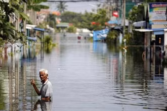 Lũ lụt gây ảnh hưởng tới cuộc sống của nhiều người dân Thái Lan. (Ảnh: Reuters)