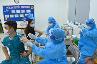 Người dân đi tiêm vaccine phòng Covid-19 tại quận Đống Đa, Hà Nội. (Ảnh: DUY LINH)