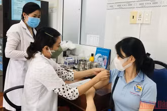 Trung tâm Kiểm soát bệnh tật tỉnh Bạc Liêu đẩy nhanh việc tiêm vaccine ngừa Covid-19 cho nhân dân. (Ảnh Trọng Duy)