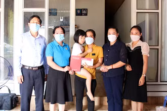 Lãnh đạo Sở Y tế tỉnh Lào Cai trao sổ tiết kiệm trị giá 450 triệu đồng cho thân nhân gia đình cán bộ y tế bị tử vong khi đang tham gia chống dịch ở Đồng Nai.