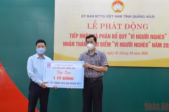 Đại diện Công ty cổ phần Lọc hóa dầu Bình Sơn trao biểu trưng tài trợ 1 tỷ đồng xây dựng nhà đại đoàn kết cho người nghèo Quảng Ngãi. 