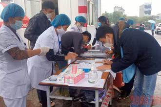 Thí sinh dự thi thực hiện khai báo y tế, đo thân nhiệt trước khi vào dự thi.
