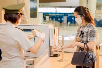 Máy đo thân nhiệt kết hợp khử khuẩn tay tại điểm kiểm tra an ninh và cửa ra tàu bay. (Ảnh: NIA)