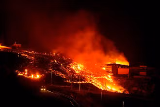 Dòng sông dung nham nhấn chìm thêm nhiều ngôi nhà trên đảo La Palma, Tây Ban Nha ngày 9/10/2021. (Ảnh: Reuters)