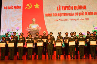 Bộ trưởng Quốc phòng Phan Văn Giang trao tặng Bằng khen cho đại diện tập thể, cá nhân có thành tích xuất sắc trong tham gia Army Games 2021.