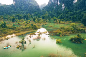 Chèo Kayak ở suối nước Moọc trong mùa mưa.