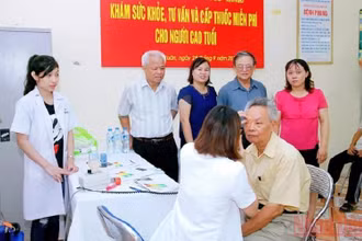 Khám và tư vấn sức khỏe cho người cao tuổi ở phường Khương Trung, quận Thanh Xuân, Hà Nội. (Ảnh: MINH HẠNH)