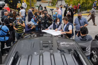 Các quan sát viên EU xem bản đồ Venezuela khi triển khai phái đoàn giám sát bầu cử tại đây.(Ảnh: Gettyimages)