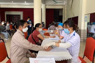 Thành phố Nam Định huy động nhân lực ngành y tế, triển khai tiêm diện rộng cho người dân trên toàn địa bàn.