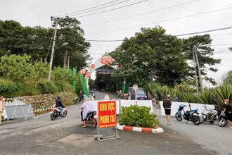 Lực lượng chức năng kiểm soát đường vào làng hoa Vạn Thành và các địa điểm nguy cơ lây nhiễm.