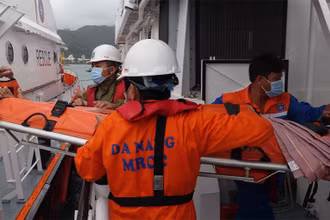 Ngư dân gặp nạn được cứu kip thời. (Ảnh: Trung tâm II)