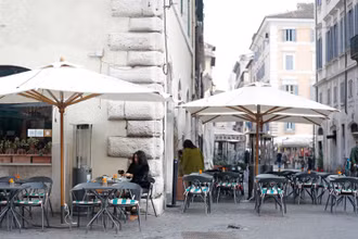 Quán cà-phê mở cửa sau khi thủ đô Rome, Italy nới lỏng các biện pháp hạn chế, ngày 1/2/2021. (Ảnh: Reuters)