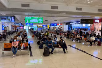 Hành khách đi máy bay chờ làm thủ tục hàng không.