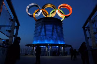 Biểu tượng Olympic thắp sáng trên đỉnh Tháp Olympic, 1 năm trước ngày khai mạc Thế vận hội Olympic mùa đông 2022, ở Bắc Kinh, Trung Quốc ngày 4/2/2021. (Ảnh: Reuters)