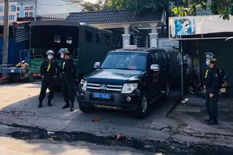 Lực lượng Công an tỉnh Đồng Nai khám xét nhà một đối tượng trong Chuyên án 920G tại TP Biên Hòa vào tháng 5/2021.