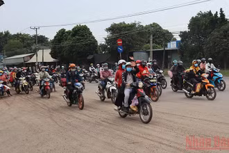 Trong những ngày gần đây, dòng người di chuyển qua địa phận tỉnh Bình Phước khá đông.