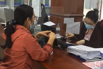 Giao dịch tín dụng Ngân hàng Chính sách xã hội huyện Quỳnh Lưu tạo điều kiện thuận lợi cho đối tượng học sinh, sinh viên có hoàn cảnh khó khăn tiếp cận vốn ưu đãi.