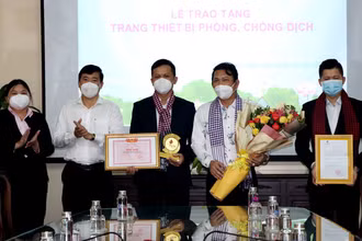 Chủ tịch UBND tỉnh Đồng Tháp Phạm Thiện Nghĩa trao Bằng khen và Thư cảm ơn Công ty Cổ phần Ô-tô Trường Hải. (Ảnh: VĂN KHƯƠNG)