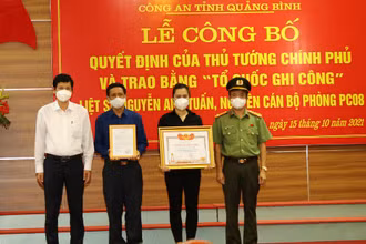 Đại diện lãnh đạo tỉnh Quảng Bình trao quyết định và bằng “Tổ quốc ghi công” cho thân nhân liệt sĩ Nguyễn Anh Tuấn.