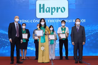 Bà Đỗ Tuệ Tâm, Phó Tổng Giám đốc Tổng công ty Thương mại Hà Nội tại lễ vình danh “Thương hiệu mạnh Việt Nam”. 